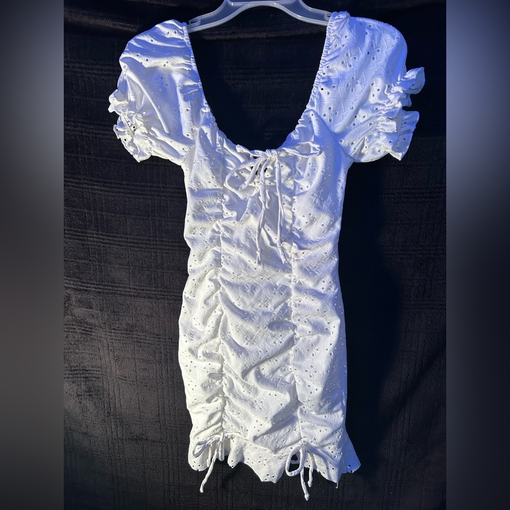 White ruffles dress with bows